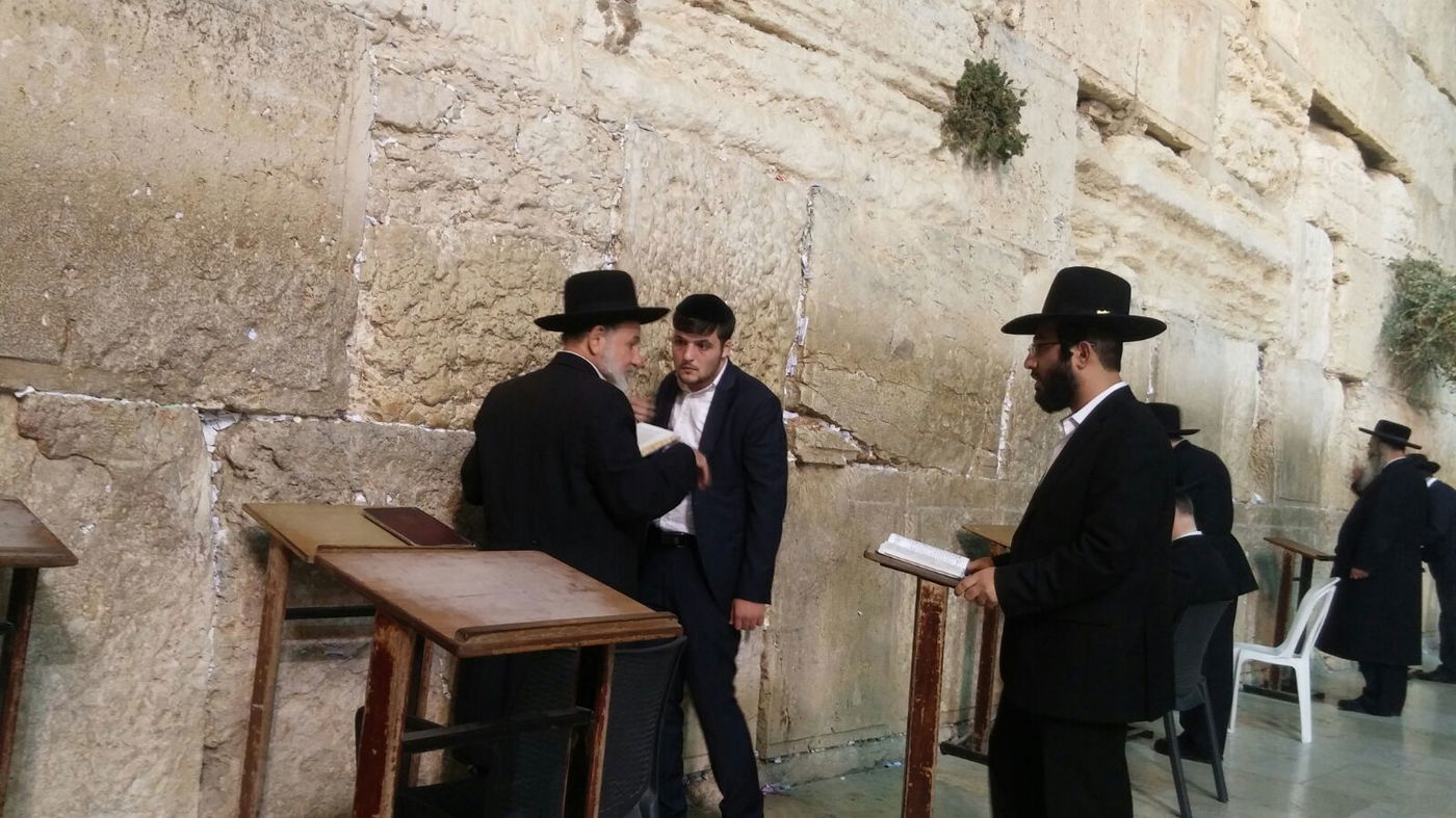 תיעוד: הגאון רבי ציון בוארון התפלל בכותל המערבי