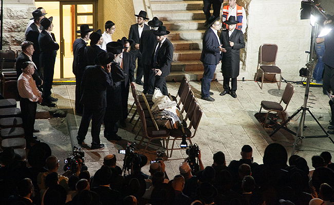 מאות בהלווית הרב יחיאל רוטמן הי"ד; "נלחם והציל מתפללים"