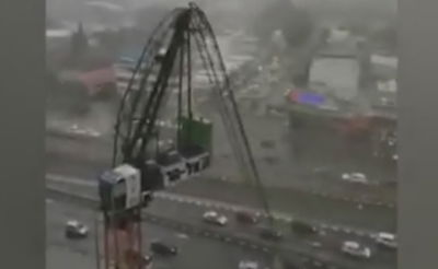 צפו: תיעוד המנוף שקרס בת"א מזווית הפועלים