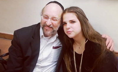 יפה רוטמן עם אביה הרב חיים יחיאל רוטמן הי"ד