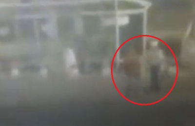 תיעוד: המחבלים דוקרים את החייל ומחוסלים