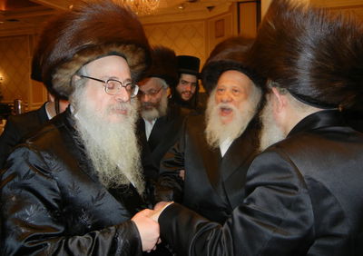 תיעוד: האדמו"ר מצאנז קלויזנבורג רוקד במצווה טאנץ למקורבו