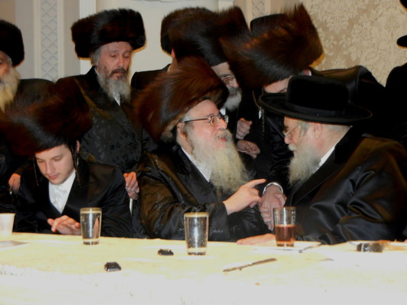 תיעוד: האדמו"ר מצאנז קלויזנבורג רוקד במצווה טאנץ למקורבו