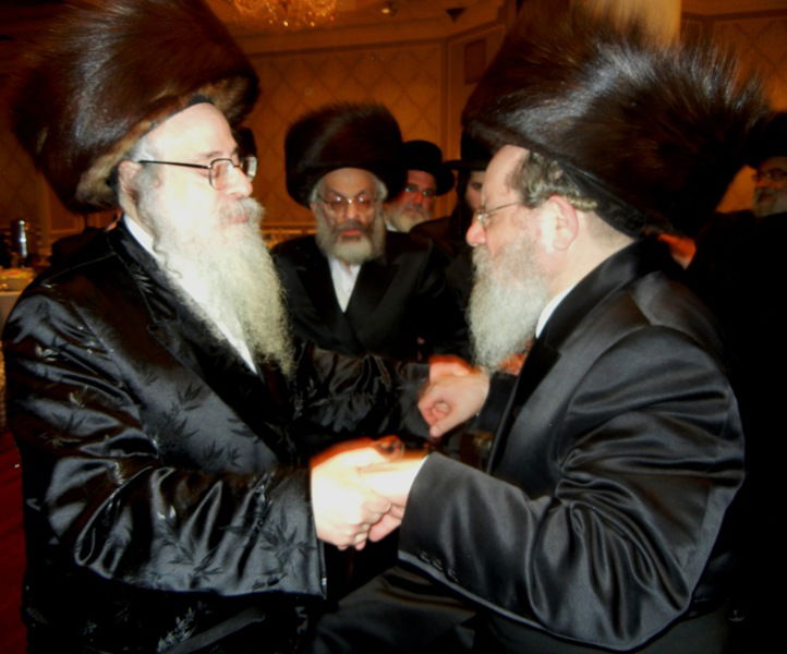 תיעוד: האדמו"ר מצאנז קלויזנבורג רוקד במצווה טאנץ למקורבו