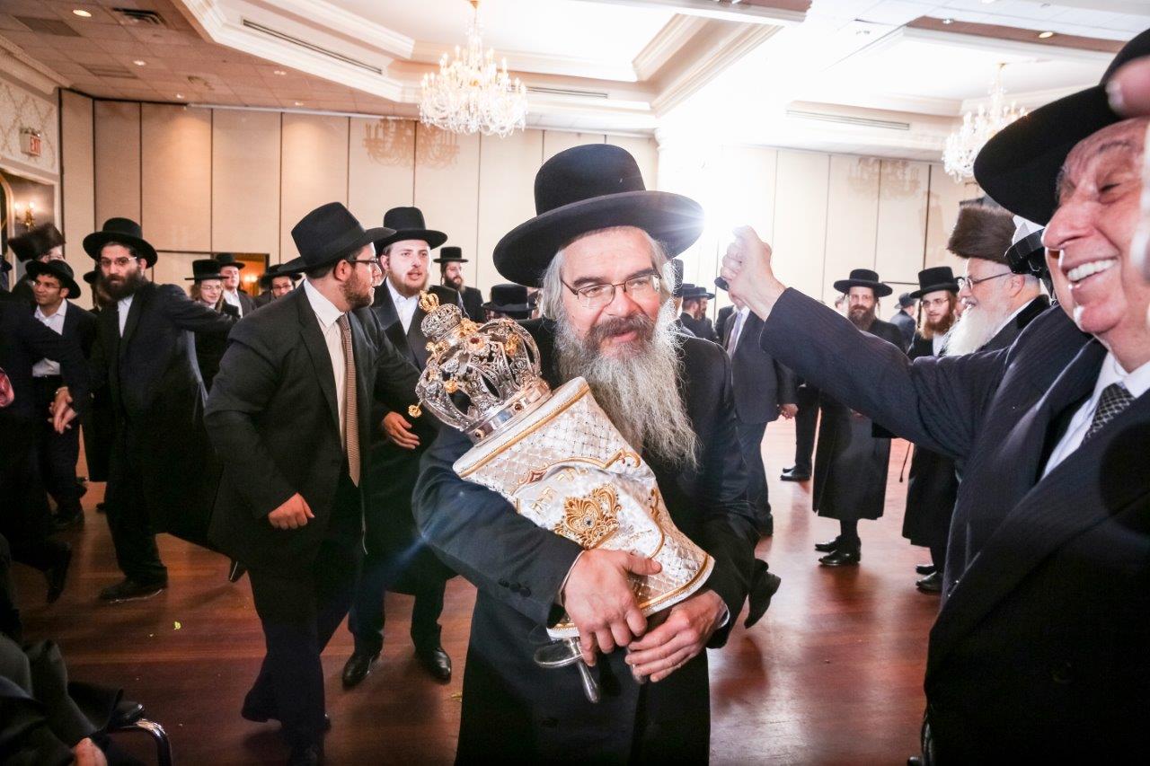 בורו פארק: הכנסת ספר תורה לע"נ הרבי מווישניצא זצ"ל