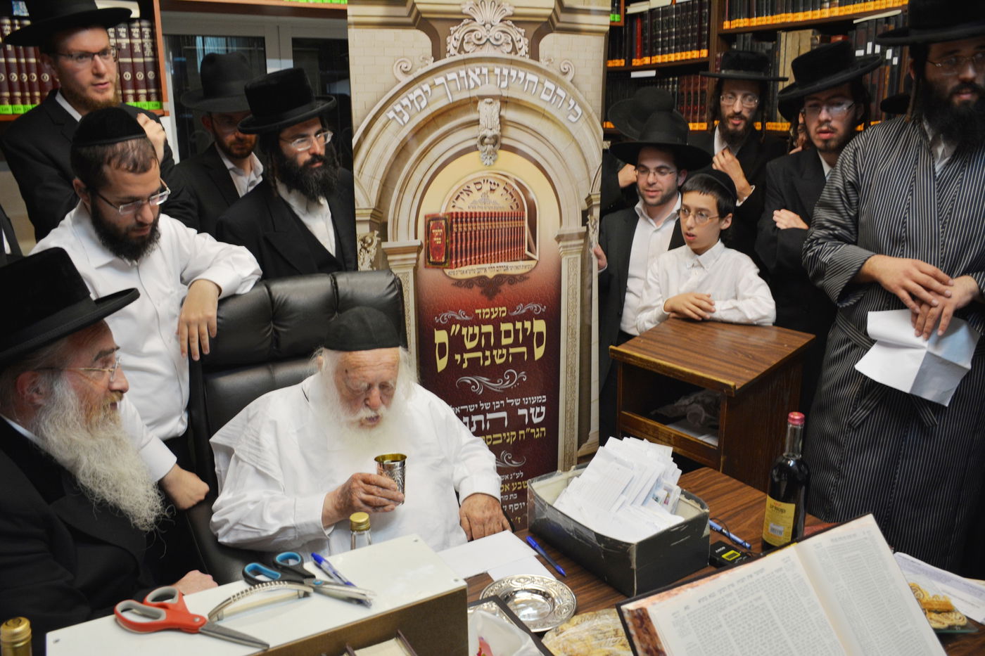 מרן שר התורה הגר"ח קנייבסקי בשתיית 'לחיים'