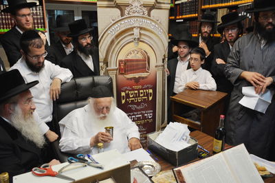 מרן שר התורה הגר"ח קנייבסקי בשתיית 'לחיים'