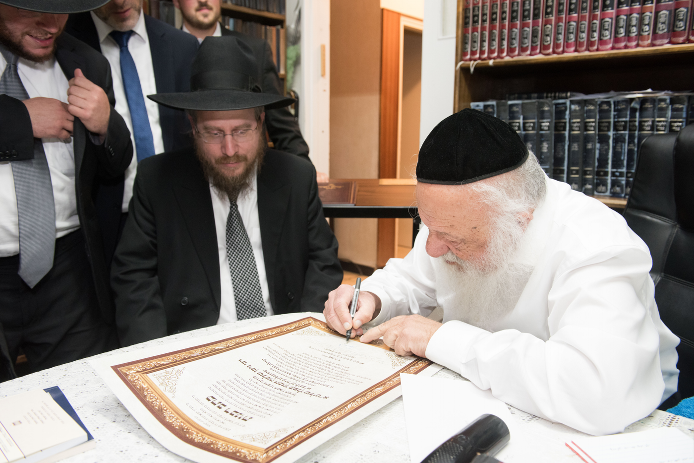 הגר"ב פוברסקי, רה"י פוניבז', חותם על כתב ההכתרה של הרב ניסן קפלן