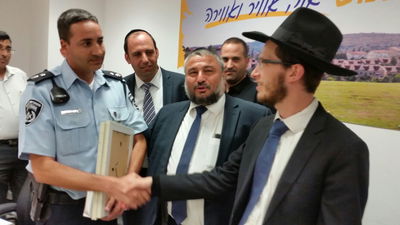 הרב מנחם קונשטט נפגש עם השוטרים שהצילו את חייו