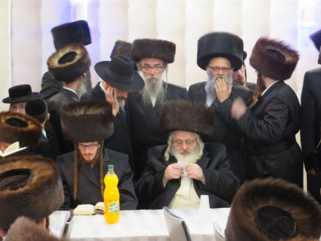 תיעוד: שמחת החתונה בבית "שומרי אמונים"