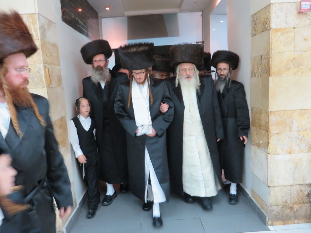 תיעוד: שמחת החתונה בבית "שומרי אמונים"