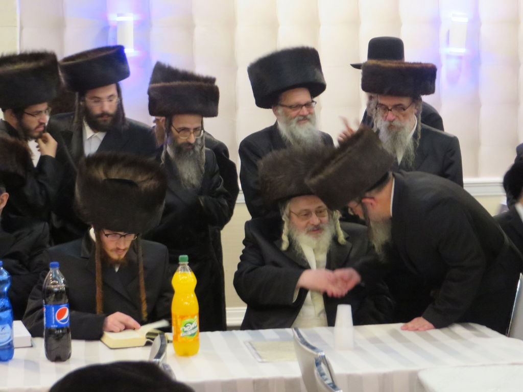 תיעוד: שמחת החתונה בבית "שומרי אמונים"