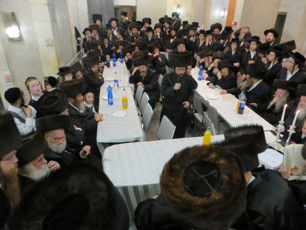 תיעוד: שמחת החתונה בבית "שומרי אמונים"