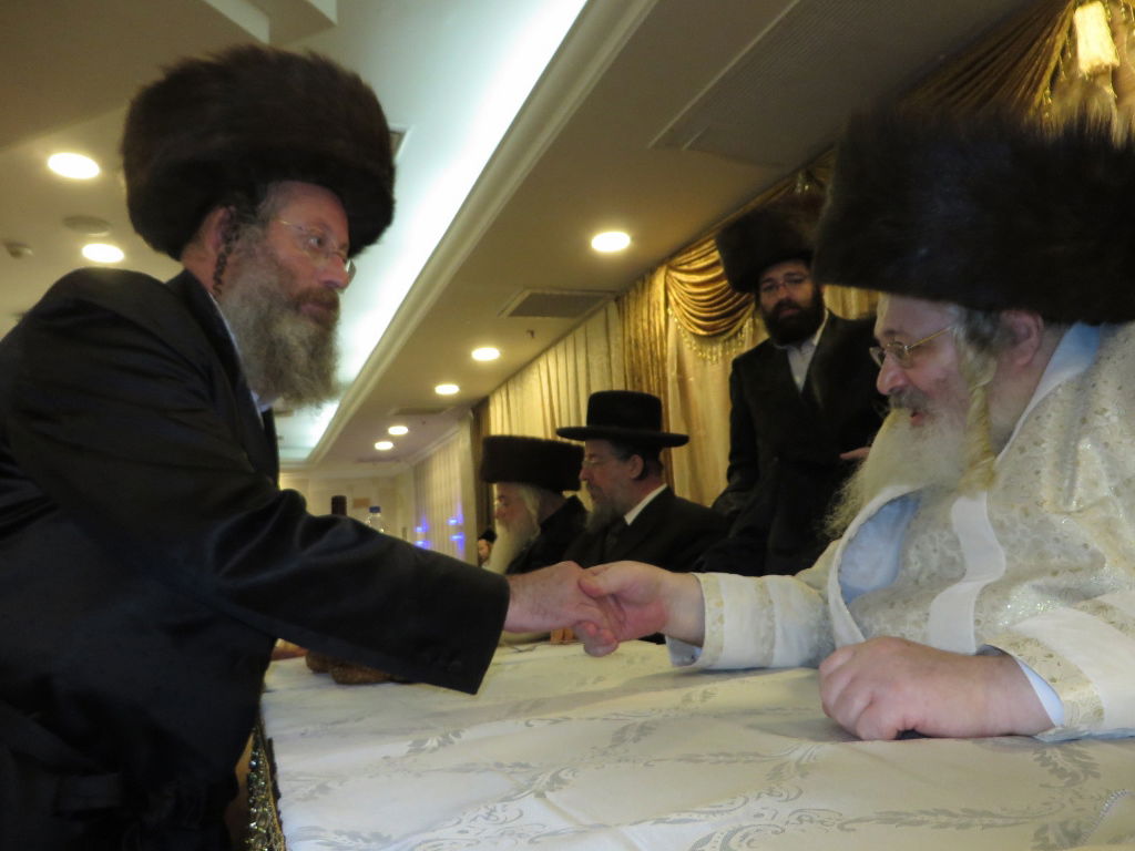 תיעוד: שמחת החתונה בבית "שומרי אמונים"