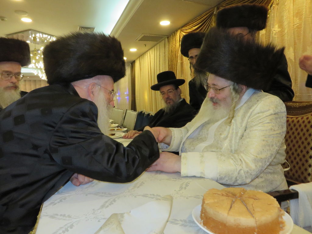 תיעוד: שמחת החתונה בבית "שומרי אמונים"