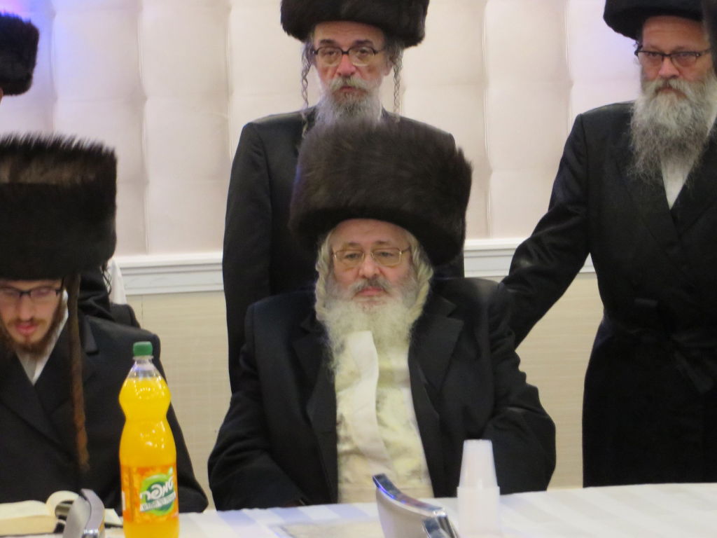 תיעוד: שמחת החתונה בבית "שומרי אמונים"