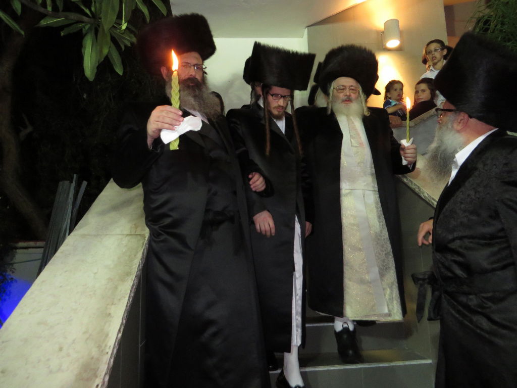 תיעוד: שמחת החתונה בבית "שומרי אמונים"