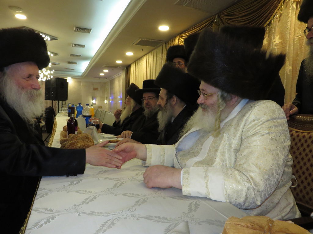 תיעוד: שמחת החתונה בבית "שומרי אמונים"