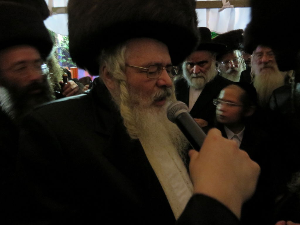 תיעוד: שמחת החתונה בבית "שומרי אמונים"