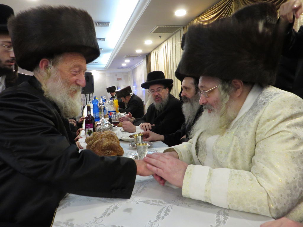 תיעוד: שמחת החתונה בבית "שומרי אמונים"