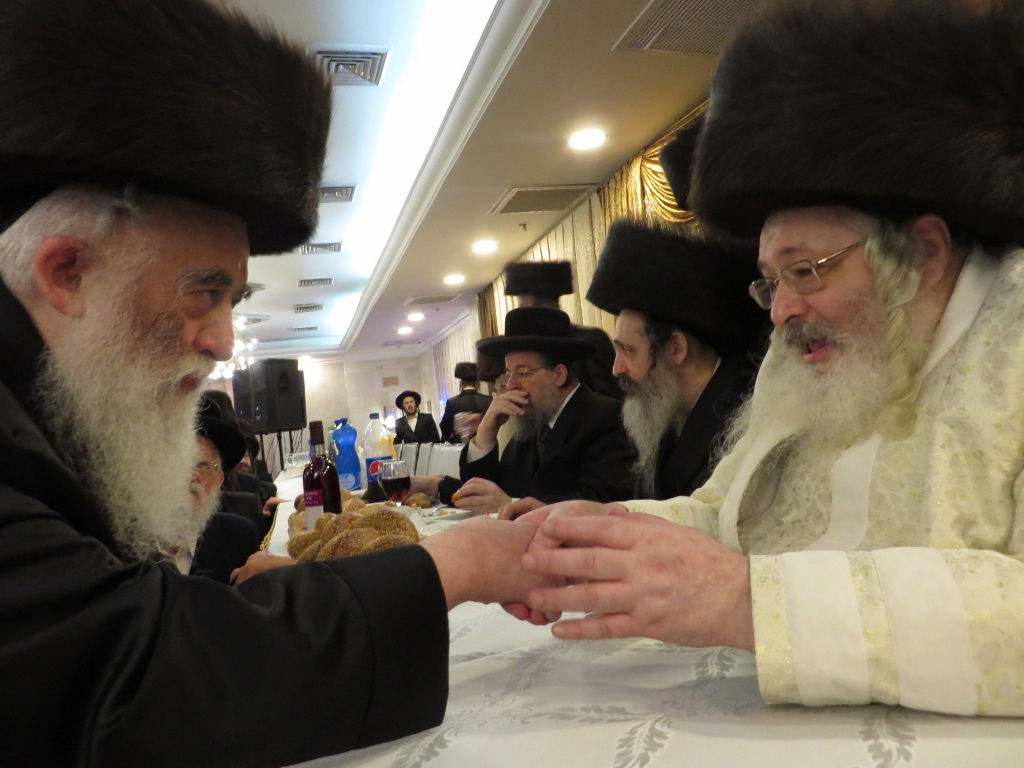 תיעוד: שמחת החתונה בבית "שומרי אמונים"