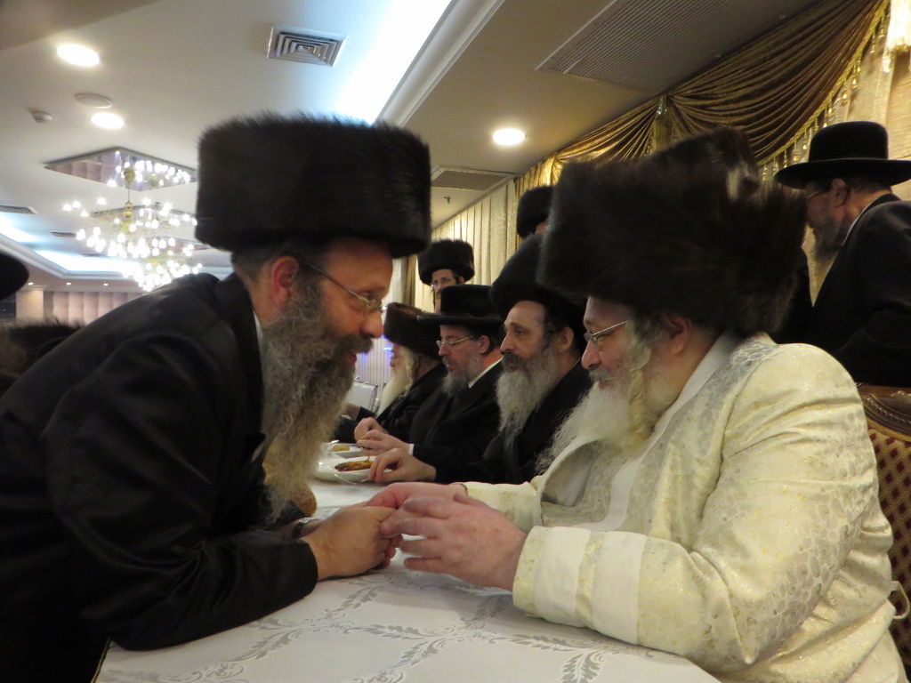 תיעוד: שמחת החתונה בבית "שומרי אמונים"