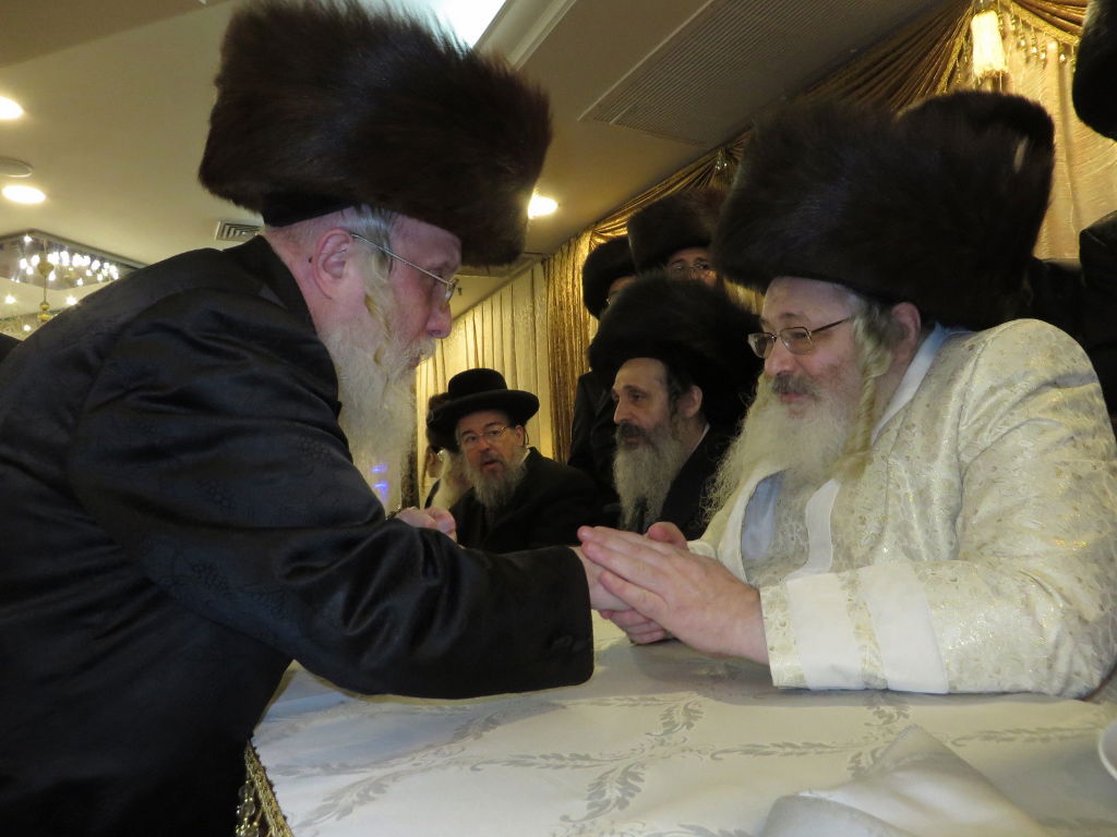 תיעוד: שמחת החתונה בבית "שומרי אמונים"