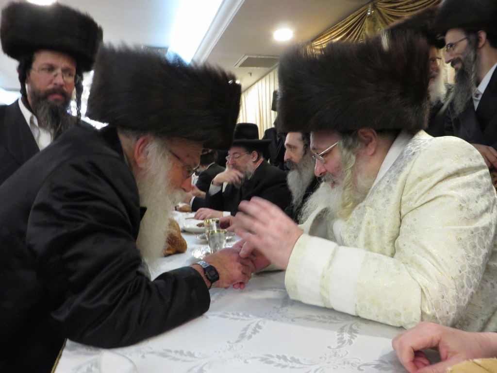 תיעוד: שמחת החתונה בבית "שומרי אמונים"