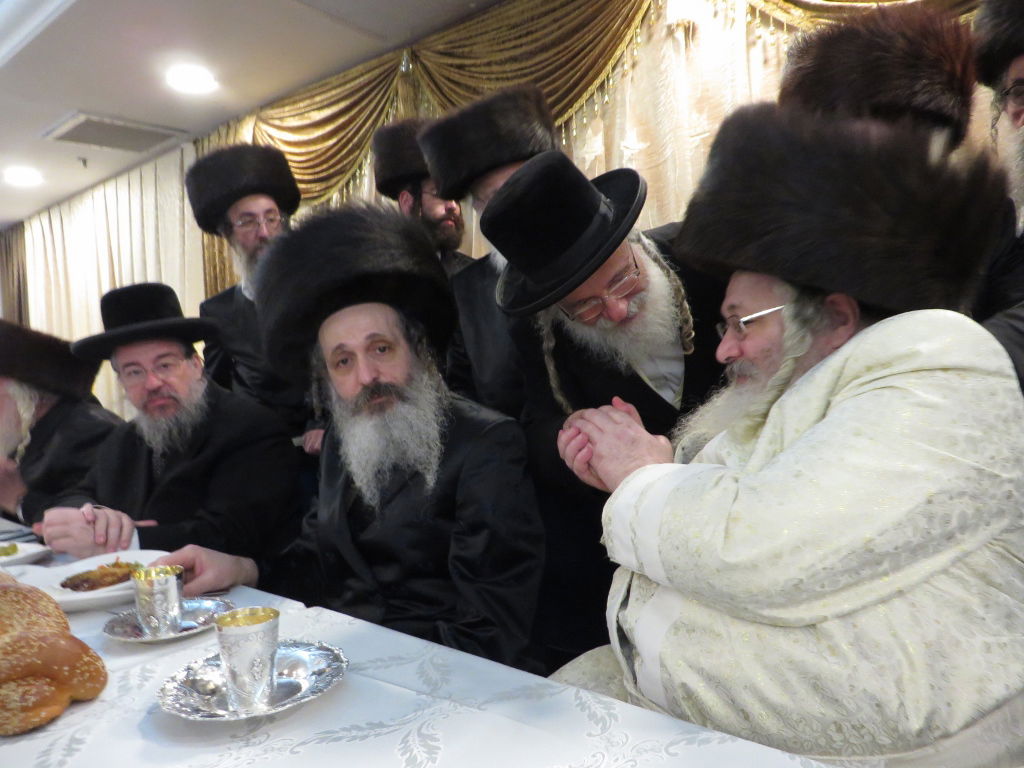 תיעוד: שמחת החתונה בבית "שומרי אמונים"