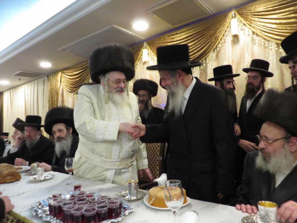 תיעוד: שמחת החתונה בבית "שומרי אמונים"