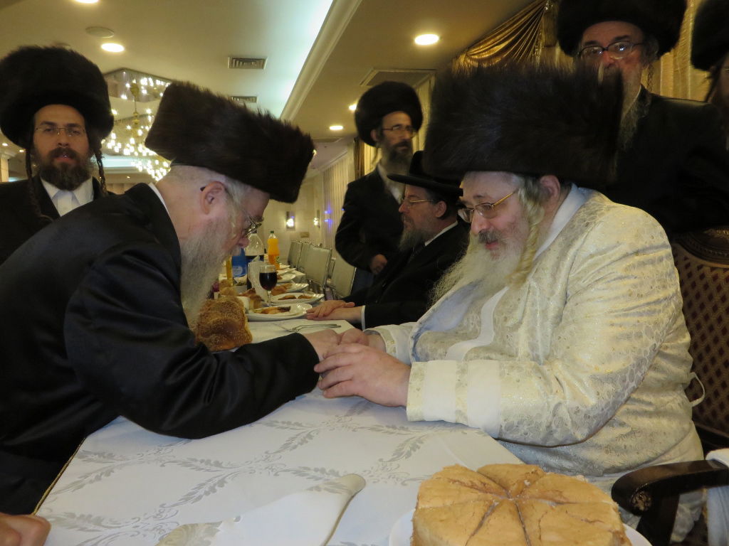 תיעוד: שמחת החתונה בבית "שומרי אמונים"