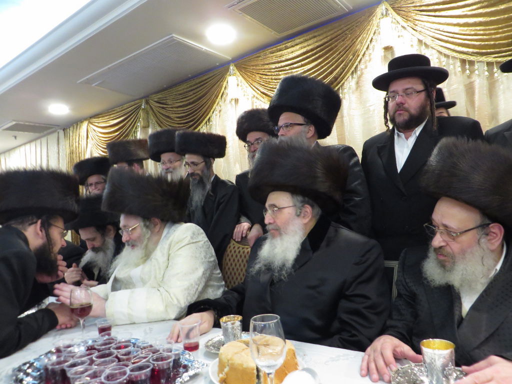 תיעוד: שמחת החתונה בבית "שומרי אמונים"