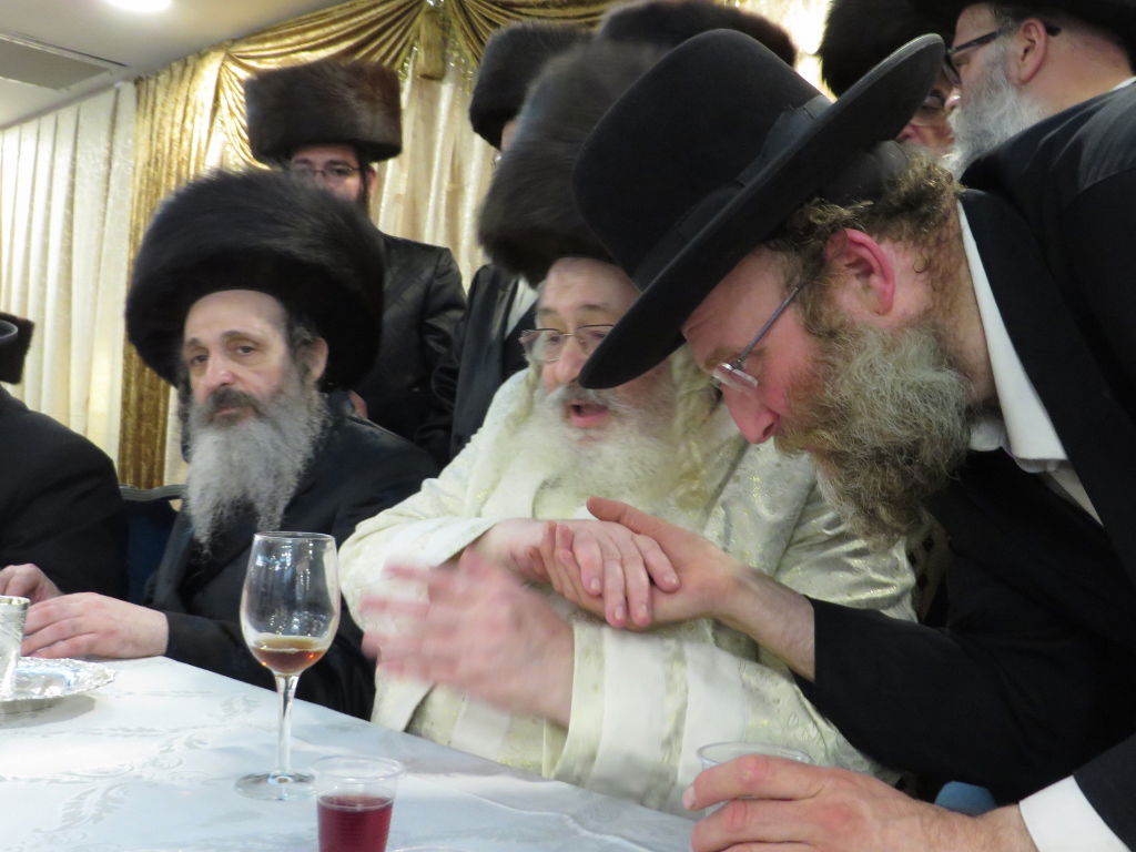 תיעוד: שמחת החתונה בבית "שומרי אמונים"