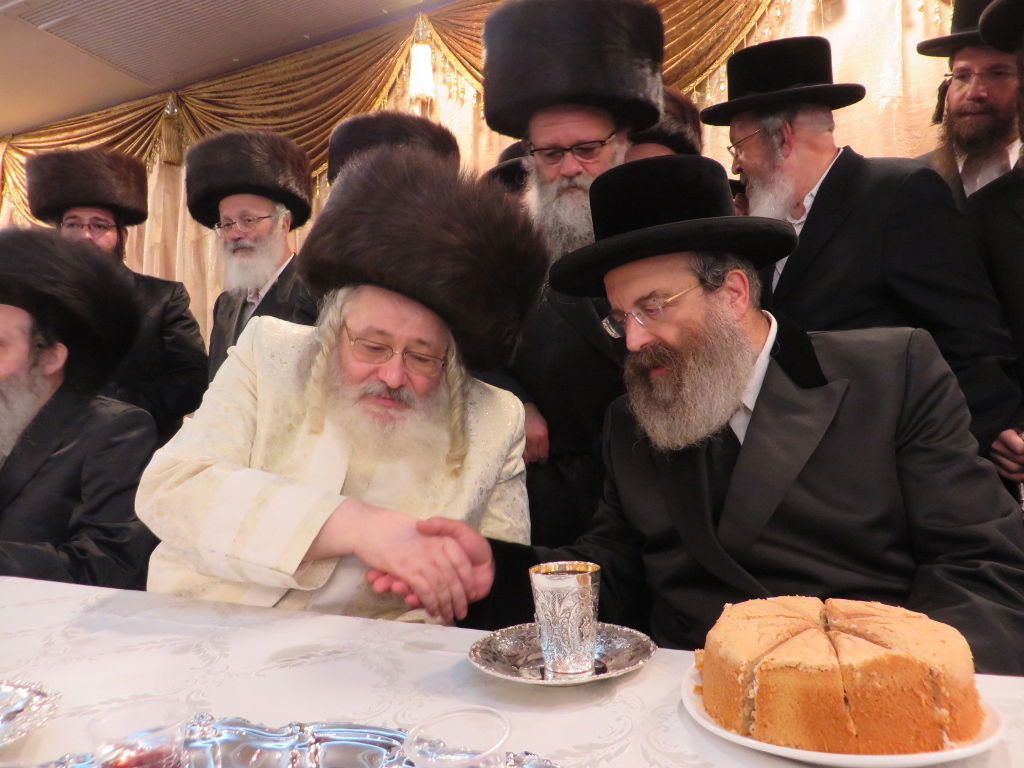 תיעוד: שמחת החתונה בבית "שומרי אמונים"