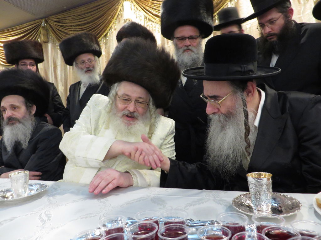 תיעוד: שמחת החתונה בבית "שומרי אמונים"