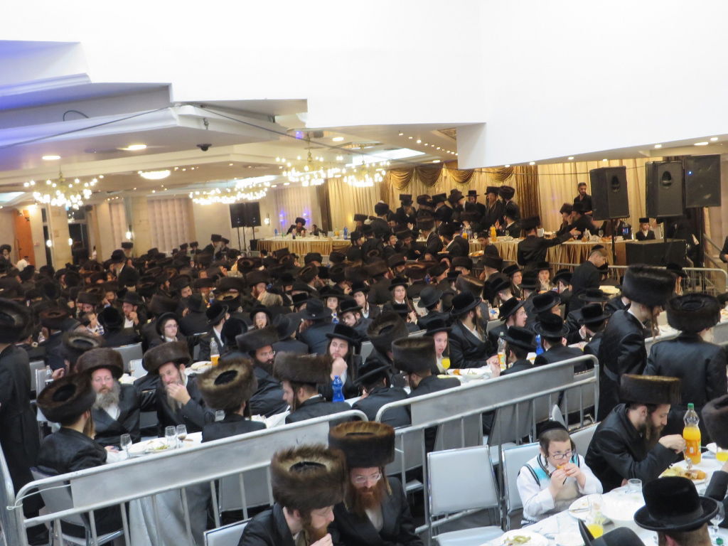 תיעוד: שמחת החתונה בבית "שומרי אמונים"