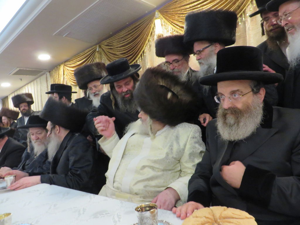 תיעוד: שמחת החתונה בבית "שומרי אמונים"