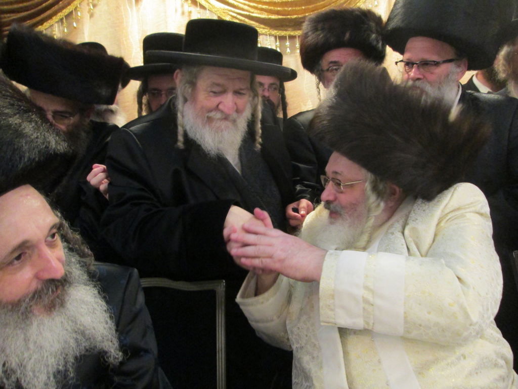 תיעוד: שמחת החתונה בבית "שומרי אמונים"