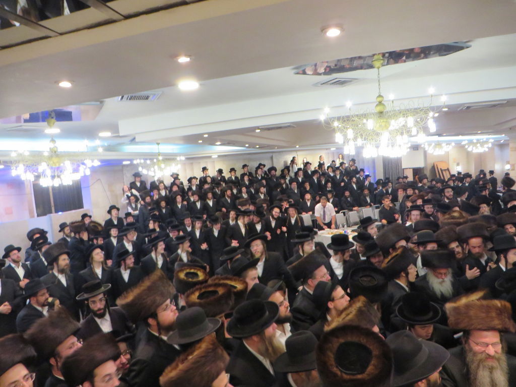 תיעוד: שמחת החתונה בבית "שומרי אמונים"