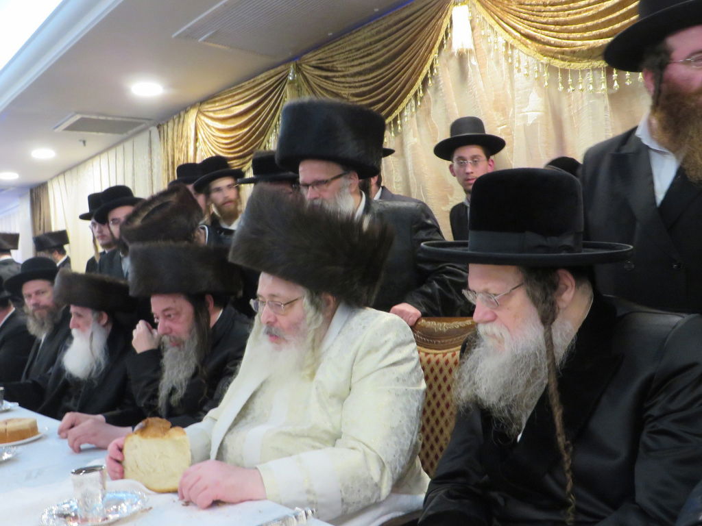 תיעוד: שמחת החתונה בבית "שומרי אמונים"