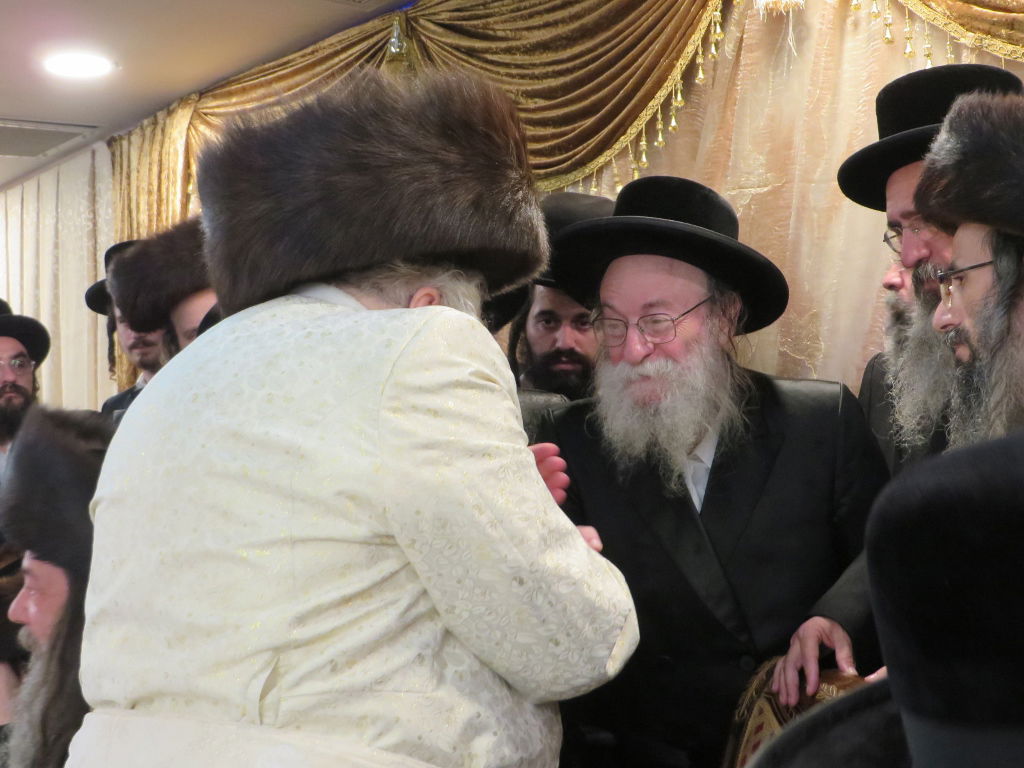 תיעוד: שמחת החתונה בבית "שומרי אמונים"