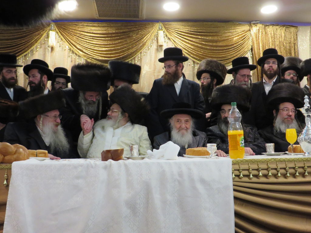 תיעוד: שמחת החתונה בבית "שומרי אמונים"