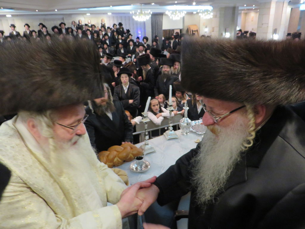 תיעוד: שמחת החתונה בבית "שומרי אמונים"