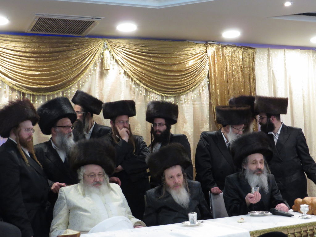 תיעוד: שמחת החתונה בבית "שומרי אמונים"