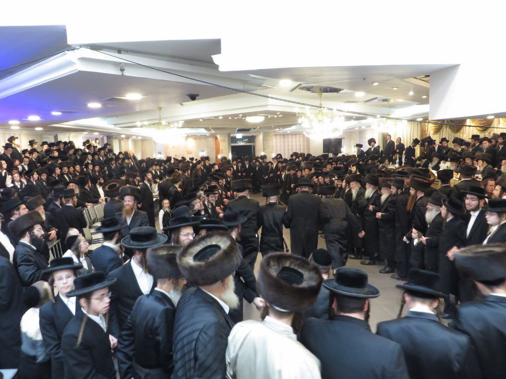 תיעוד: שמחת החתונה בבית "שומרי אמונים"