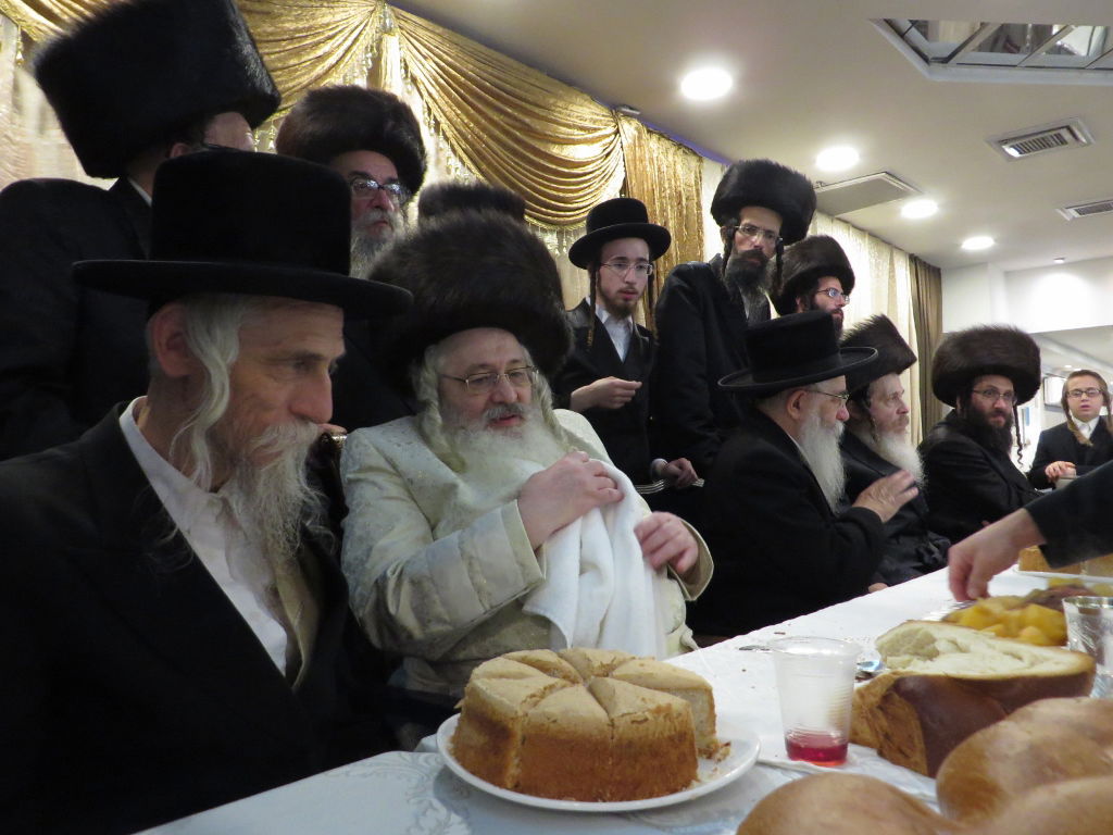 תיעוד: שמחת החתונה בבית "שומרי אמונים"