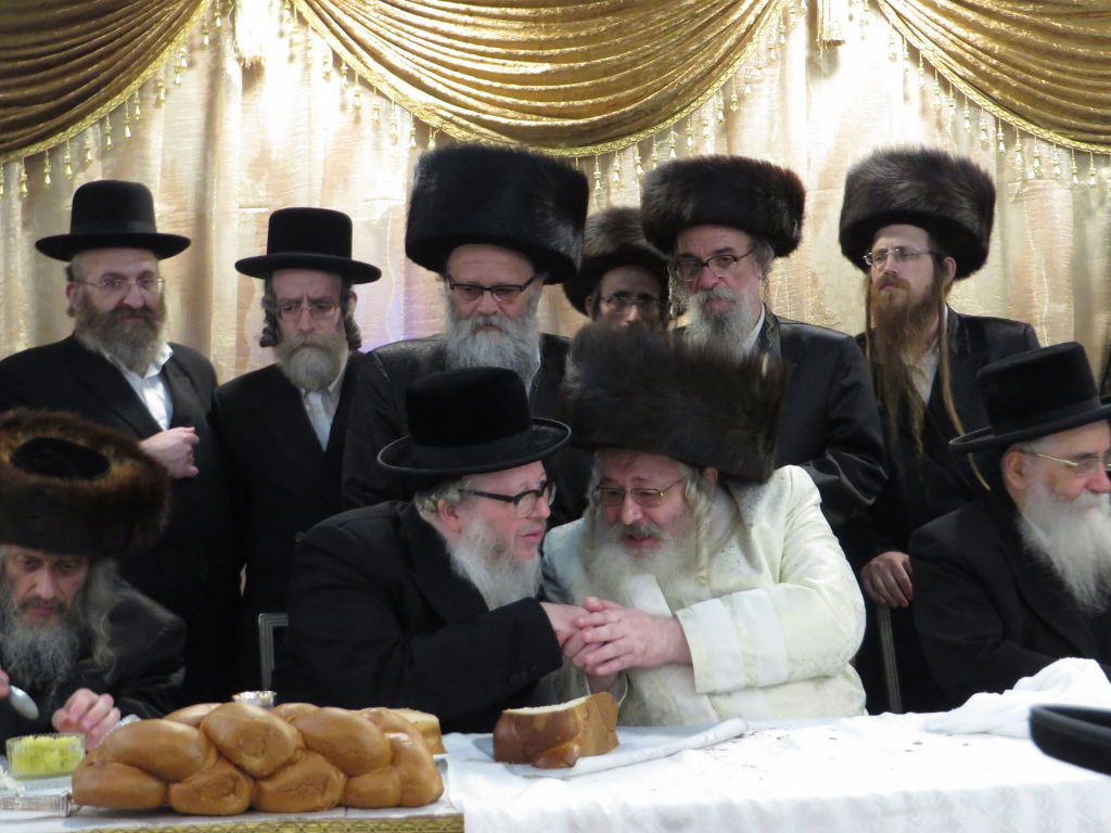 תיעוד: שמחת החתונה בבית "שומרי אמונים"