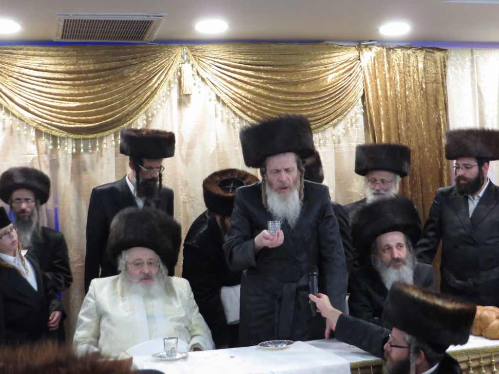 תיעוד: שמחת החתונה בבית "שומרי אמונים"