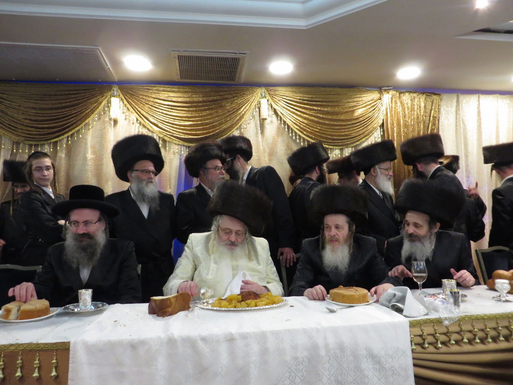 תיעוד: שמחת החתונה בבית "שומרי אמונים"