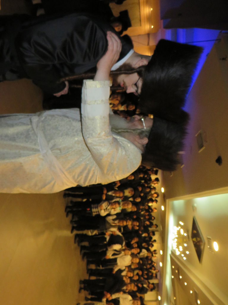 תיעוד: שמחת החתונה בבית "שומרי אמונים"